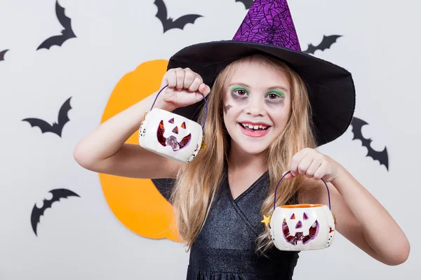 Menina feliz na festa de Halloween — Fotografia de Stock