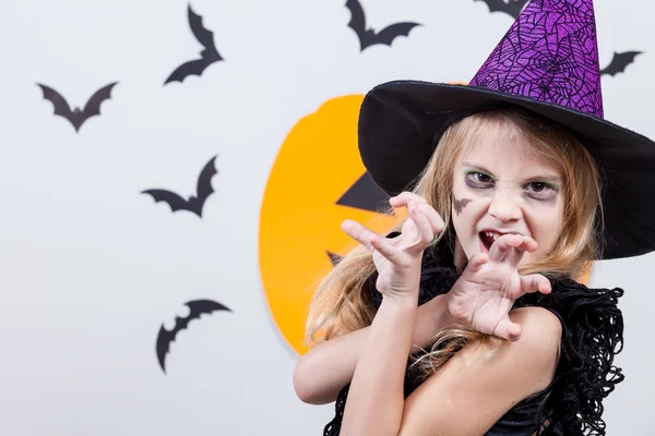 Ragazza felice sulla festa di Halloween — Foto Stock