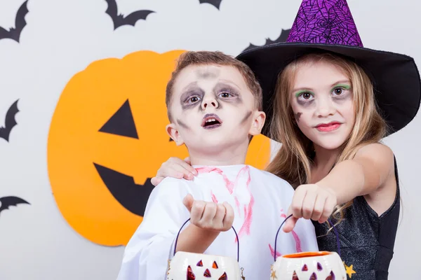 Crianças felizes na festa de Halloween — Fotografia de Stock