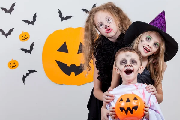 Crianças felizes na festa de Halloween — Fotografia de Stock