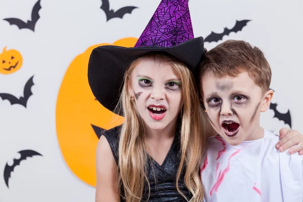 Crianças felizes na festa de Halloween — Fotografia de Stock