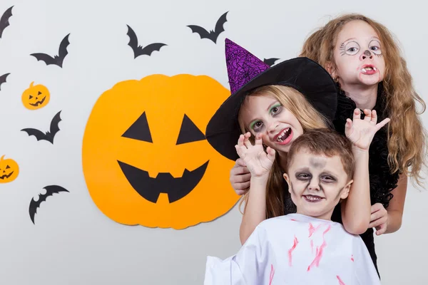 De gelukkige kinderen op Halloween-feest — Stockfoto