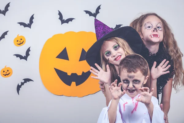 Niños felices en la fiesta de Halloween —  Fotos de Stock