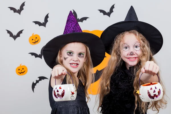 Heureux enfants sur Halloween fête — Photo