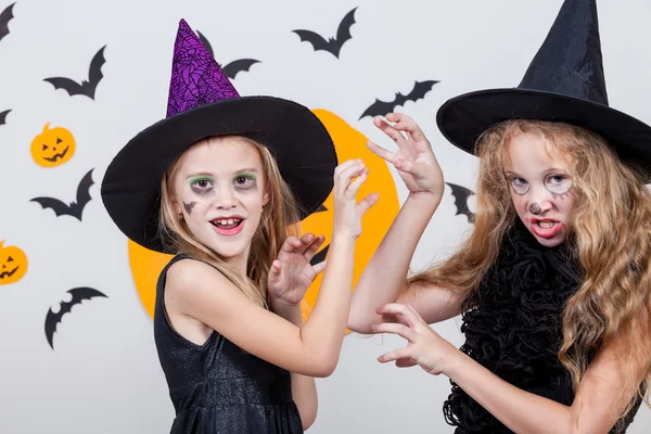 Glückliche Kinder auf der Halloween-Party — Stockfoto
