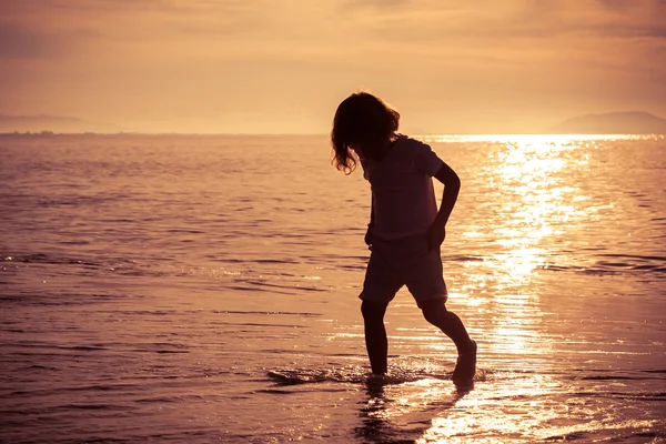 Щасливий маленький хлопчик стоїть на пляжі — стокове фото