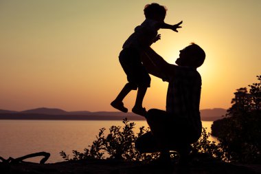 Baba ve oğul Gölü kıyısında oynuyor