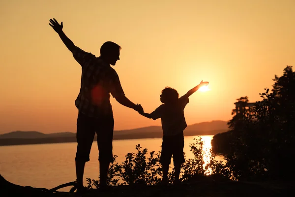 Père et fils jouant sur la côte du lac — Photo