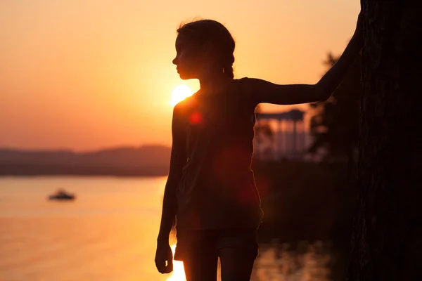 Retrato de menina triste em pé na praia — Fotografia de Stock