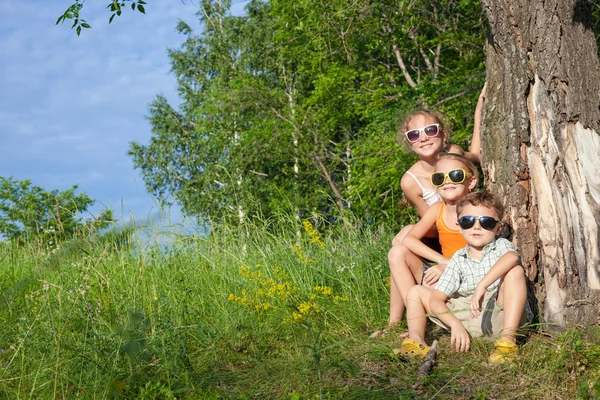 Tre bambini felici che giocano nel parco durante il giorno . — Foto Stock