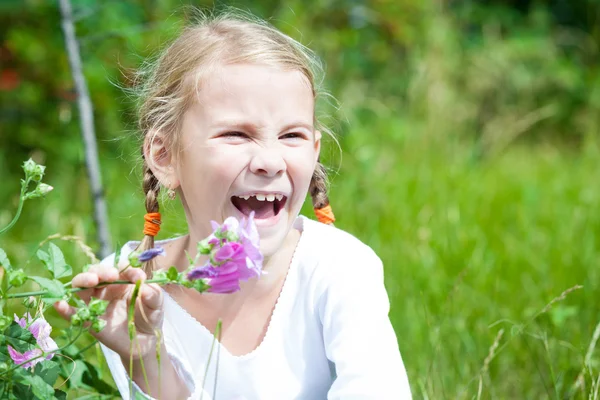 Retrato de una hermosa joven con flores silvestres — Foto de Stock