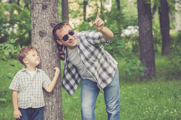 Vader en zoon spelen in het park op het moment van de dag. — Stockfoto