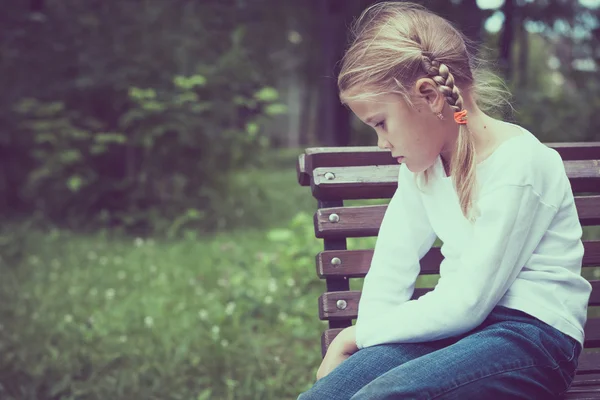 Üzgün küçük bir kızın portresi — Stok fotoğraf