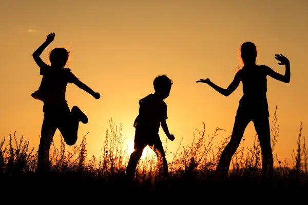 公園で遊んでいる幸せな子供たちは. — ストック写真