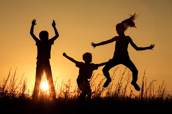 Bambini felici che giocano nel parco. — Foto Stock