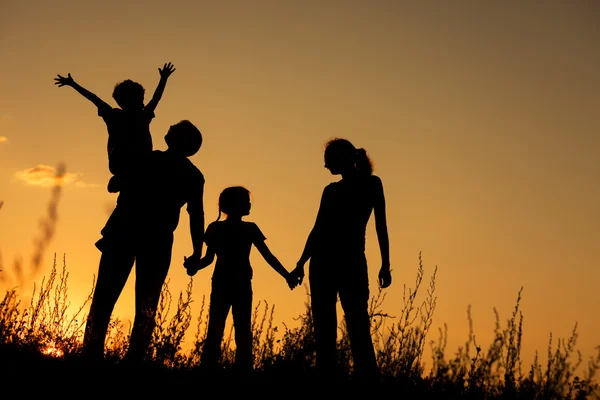 Glad familj stående i parken. — Stockfoto