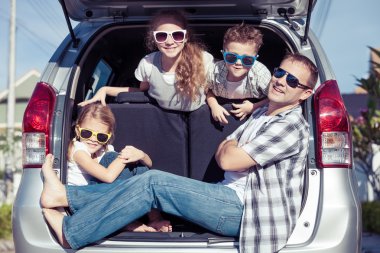 Mutlu aile güneşli bir günde yolculuk için hazır Başlarken
