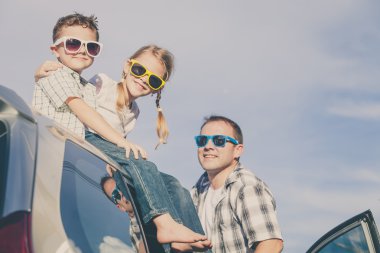 Mutlu aile güneşli bir günde yolculuk için hazır Başlarken