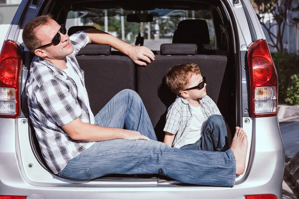 Pai e filho felizes se preparando para uma viagem de carro em um dia ensolarado — Fotografia de Stock