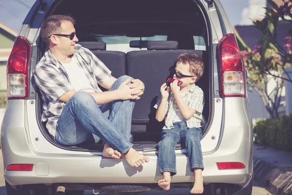 Gelukkig vader en zoon klaar voor road trip op een zonnige dag — Stockfoto