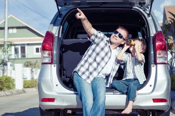 Lycklig far och son redo för bilsemester på en solig dag — Stockfoto