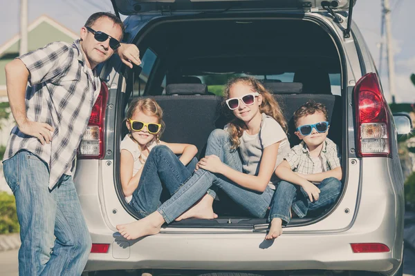 Happy family getting ready for road trip on a sunny day — Stock Photo, Image