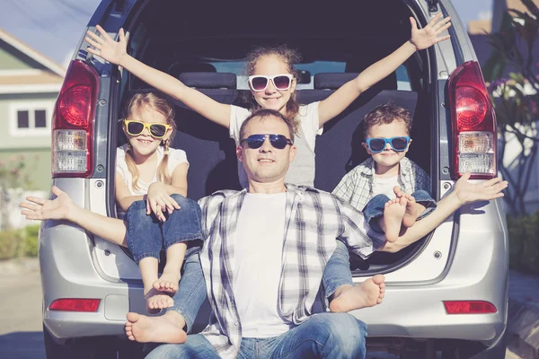 Família feliz se preparando para viagem de carro em um dia ensolarado — Fotografia de Stock