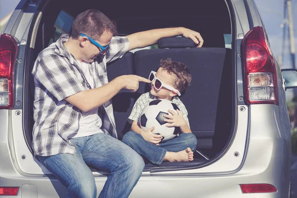 Feliz padre e hijo preparándose para el viaje por carretera en un día soleado —  Fotos de Stock