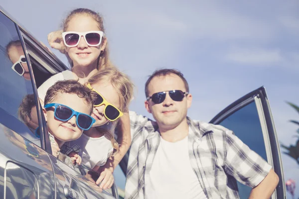 Счастливая семья готовится к поездке в солнечный день — стоковое фото