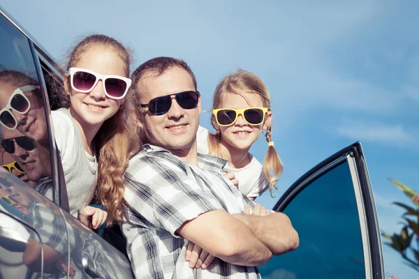 Glückliche Familie macht sich bereit für einen Roadtrip an einem sonnigen Tag — Stockfoto