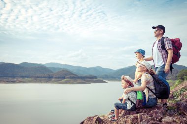 Mutlu aile ayakta göl yakınındaki.