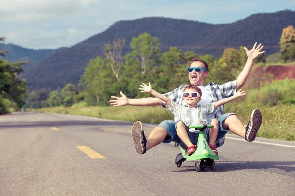 Far och son leker på vägen. — Stockfoto