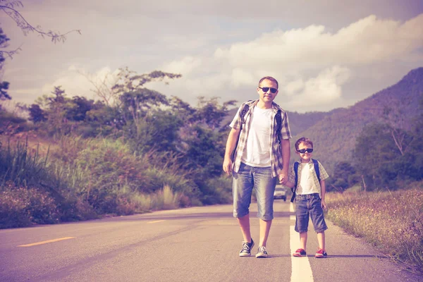 Baba ve oğul yolda yürürken. — Stok fotoğraf