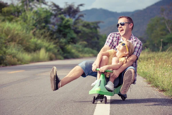 Father and daughter playing on the road. — Stock Photo, Image