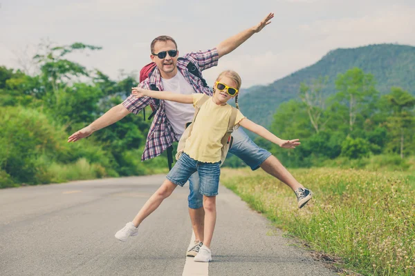 Pai e filha caminhando na estrada . — Fotografia de Stock