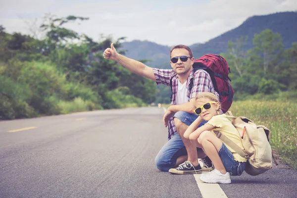 Far och dotter går på vägen. — Stockfoto