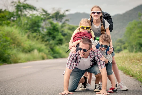 Père et enfants marchant sur la route . — Photo