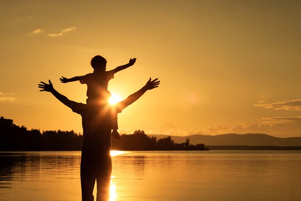 Father and son playing on the coast of lake — Stock Photo, Image