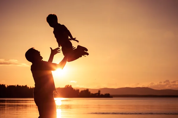 Père et fils jouant sur la côte du lac — Photo