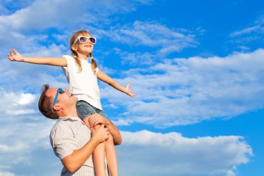 Baba ve kızı gün anda parkta oynamak.