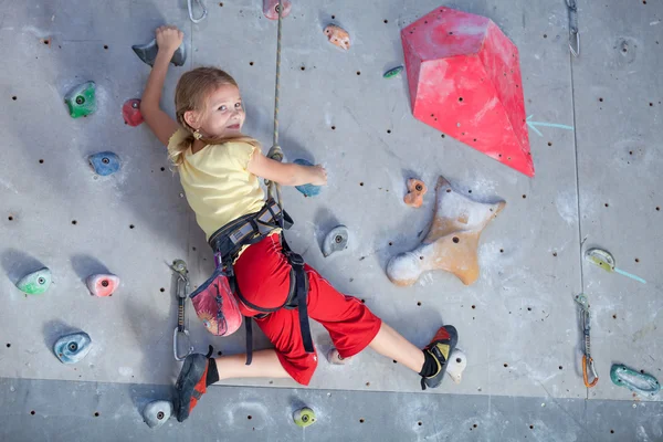 Mała dziewczynka wspinaczki skalnej ściany — Zdjęcie stockowe