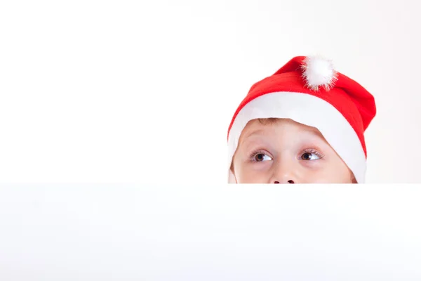 Gelukkig lachend jongetje met kerst hoed. — Stockfoto