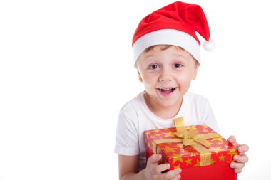 Mutlu küçük gülümseyen çocuk Noel hediye kutusu ile.