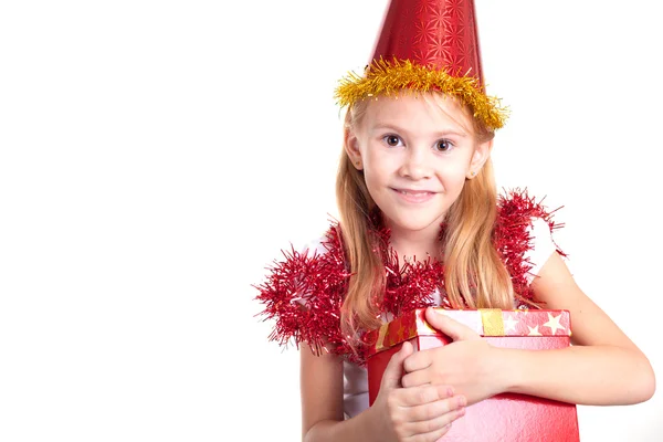 Felice bambina sorridente con scatola regalo di Natale. — Foto Stock