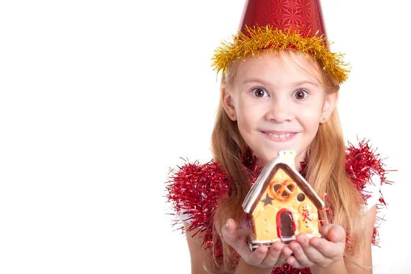 Glückliches kleines lächelndes Mädchen mit Weihnachtshaus. — Stockfoto