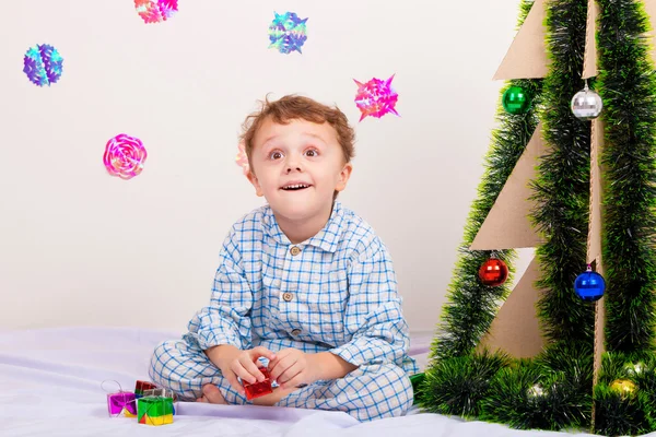 Happy little smiling boy with christmas gift box. — Stock Photo, Image