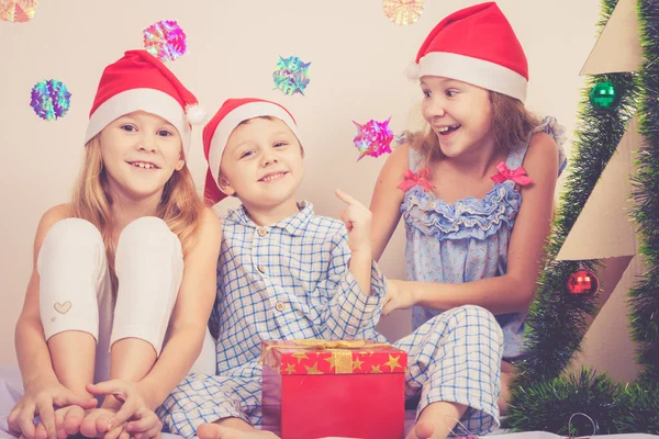 Gelukkig weinig lachende jongen en meisjes met kerst hoed. — Stockfoto