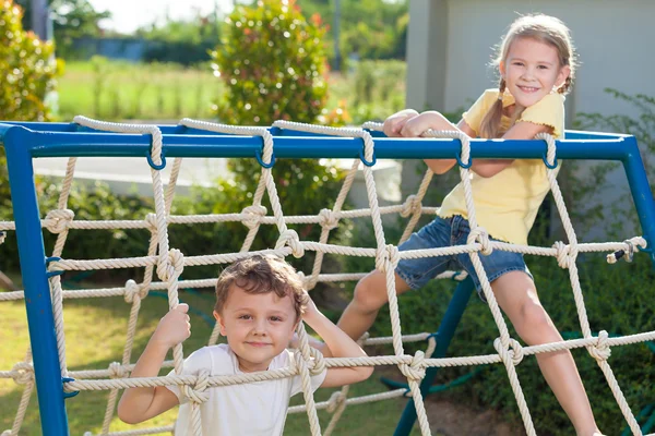 Niños felices jugando en el patio —  Fotos de Stock