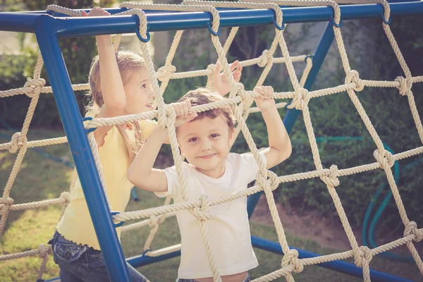 Crianças felizes brincando no playground — Fotografia de Stock