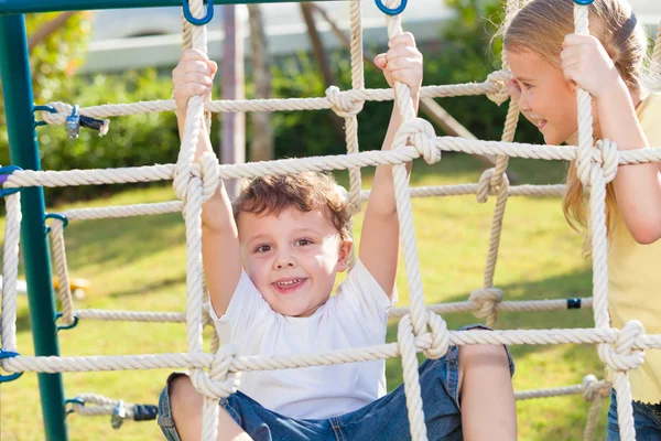 Bambini felici che giocano nel parco giochi — Foto Stock